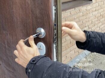 Ремонт двух ручек и замков в двух входных металлических дверях