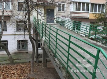 Підсилення пішохідної естакади металоконструкцією