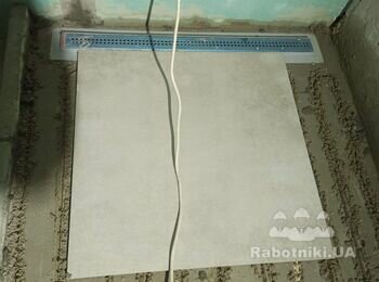 Укладка плитки в санузле, поддон из плитки