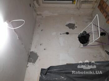 Выравнять полы и стены. Стены подготовить под обои