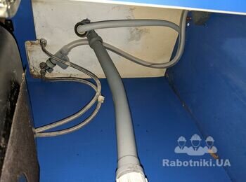 Герметизація стику ванної та стіни, перенесення каналізаційного отвору