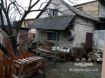 Снос шлакоблочного сарая.