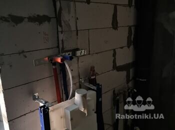Плиточник с инструментом