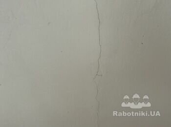 Розшити і зашпаклювати тріщини на стелі в квартирі.