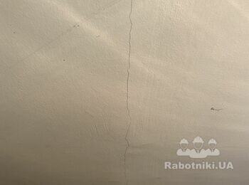 Розшити і зашпаклювати тріщини на стелі в квартирі.