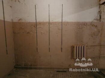 Смыть, очистить стены и потолок от побелки и остатков краски 110 кв.м.
