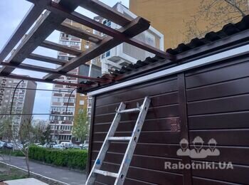 Зрізати кріплення кондиціонера і приварити на 15 см вище.