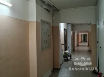 Потрібно встановити двері в загальному коридорі в тамбурі