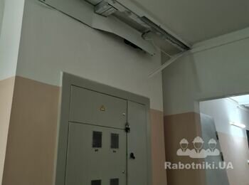 Потрібно встановити двері в загальному коридорі в тамбурі