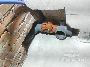 Штроба под канализацию D50 и монтаж канализации, смотреть фото