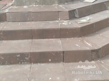 Укладання плитки на сходинки до будинку
