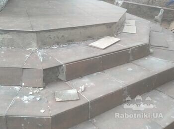 Укладання плитки на сходинки до будинку