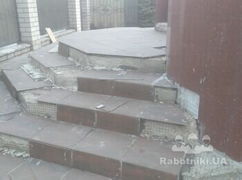 Укладання плитки на сходинки до будинку