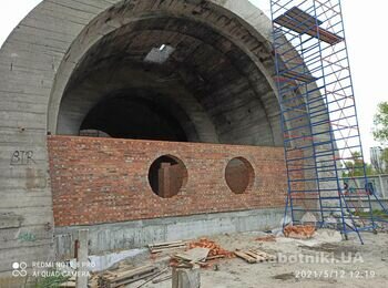 Для ускорения кладки нужно бригада каменщиков в подмогу