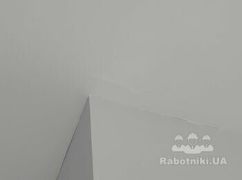 Зашпоклевать и покрасить трещины в потолке