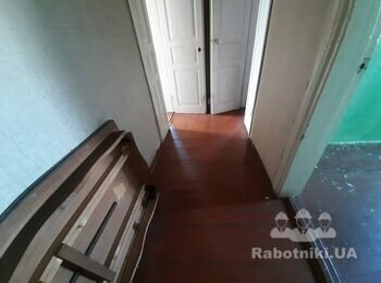 Выровнять старый пол фанерой на рейки и уложить ламинат.