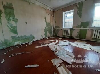 Выровнять старый пол фанерой на рейки и уложить ламинат.