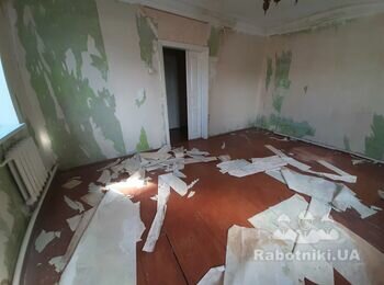 Выровнять старый пол фанерой на рейки и уложить ламинат.