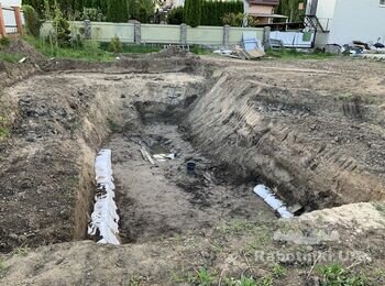 Облаштування чаші ставка, посилення берегів мішками з піском