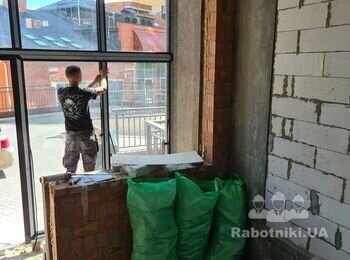 Демонтаж стіни з червоної пустотілої цегли та вати