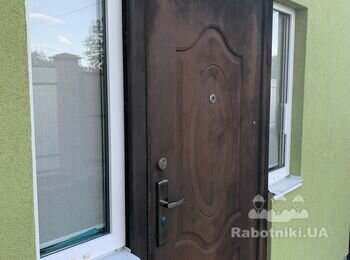 Зробити відкоси та підфарбувати фасад після демонтажу-монтажу дверей