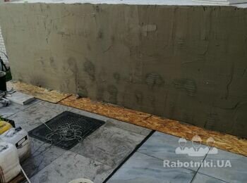 Плиточник с инструментом