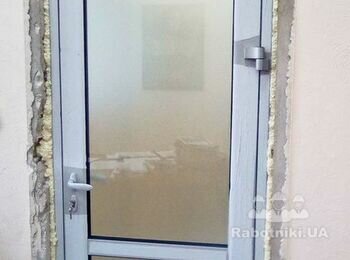 Нужны мастера сделать откосы и покрасить стены