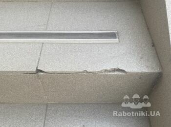 Переложить плитку на лестнице при в входе в помещение