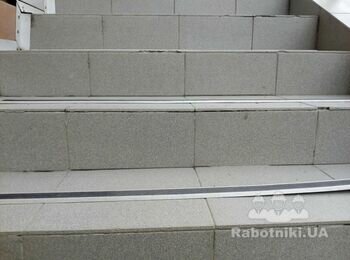 Переложить плитку на лестнице при в входе в помещение