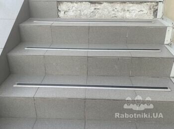 Переложить плитку на лестнице при в входе в помещение