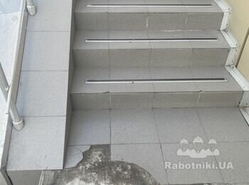 Переложить плитку на лестнице при в входе в помещение