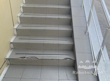 Переложить плитку на лестнице при в входе в помещение