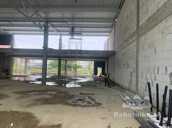 Установка светильников в магазине
