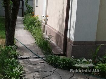 Установить новый желоб водостока на уровне второго этажа частного дома