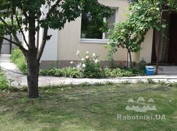 Установить новый желоб водостока на уровне второго этажа частного дома