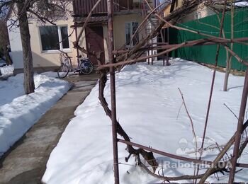 Установить новый желоб водостока на уровне второго этажа частного дома