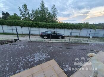 Обложить столбики забора рваным кирпичом (1000шт)
