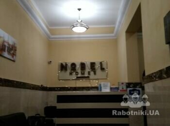 Ремонт холла жилого дома , высота потолка 4 метра.