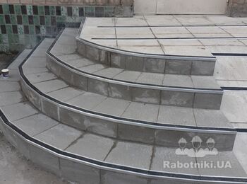 Плиточники на укладання ступенів і майданчики