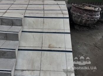 Плиточники на укладання ступенів і майданчики