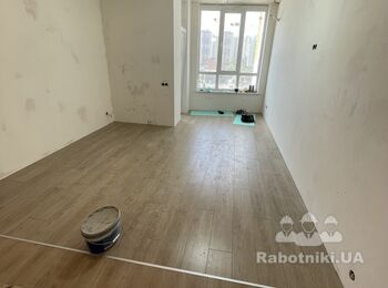 Поклейка флизелиновых обоев под покраску, покраска
