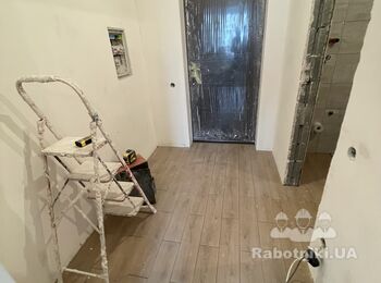 Поклейка флизелиновых обоев под покраску, покраска