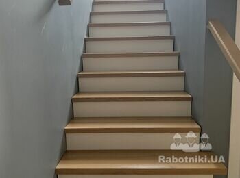 Монтаж лестничного плинтуса