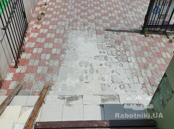 Демонтировать с лестницы плитку, положить на её место ФЕМ