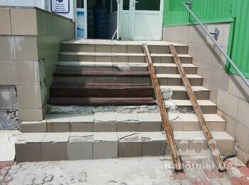 Демонтировать с лестницы плитку, положить на её место ФЕМ