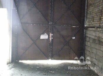 Утепление ворот на складе, заделывание щелей в стенах, заложить окно