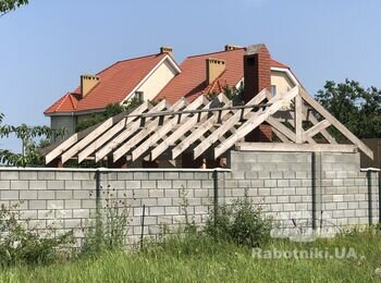 Уложить 60 м2 керамический черепицы на существующую крышу дачной бесед