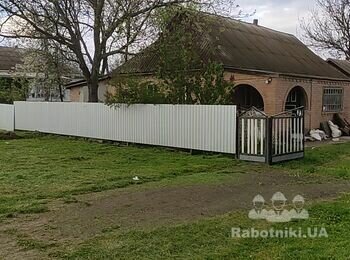 Монтаж забора из профнастила