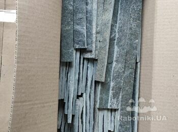 Облицювання вертикальної поверхні болгарським сланцем.