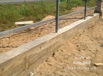 Нужно произвести монтаж ленточного цоколя забора 82 метра